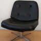 Fauteuil pivotant en skaï noir années 60