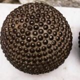Paire de boules cloutées anciennes