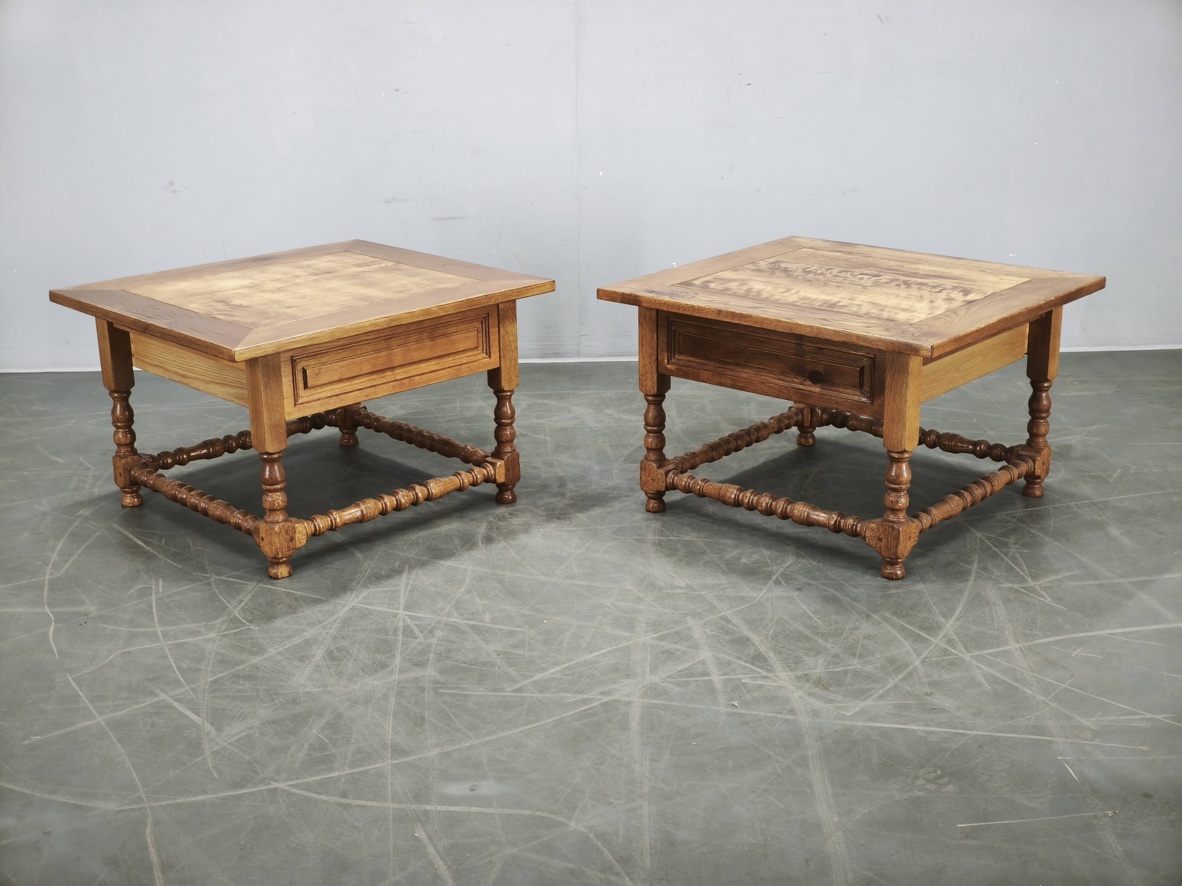 Paire de grandes tables de nuit en chêne massif européen, années 1980.