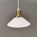 Suspensions en verre blanc laiteux avec des dessus en couleur laiton.