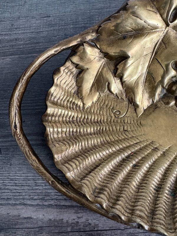 Superbe plateau ancien en laiton aux raisins Art Nouveau