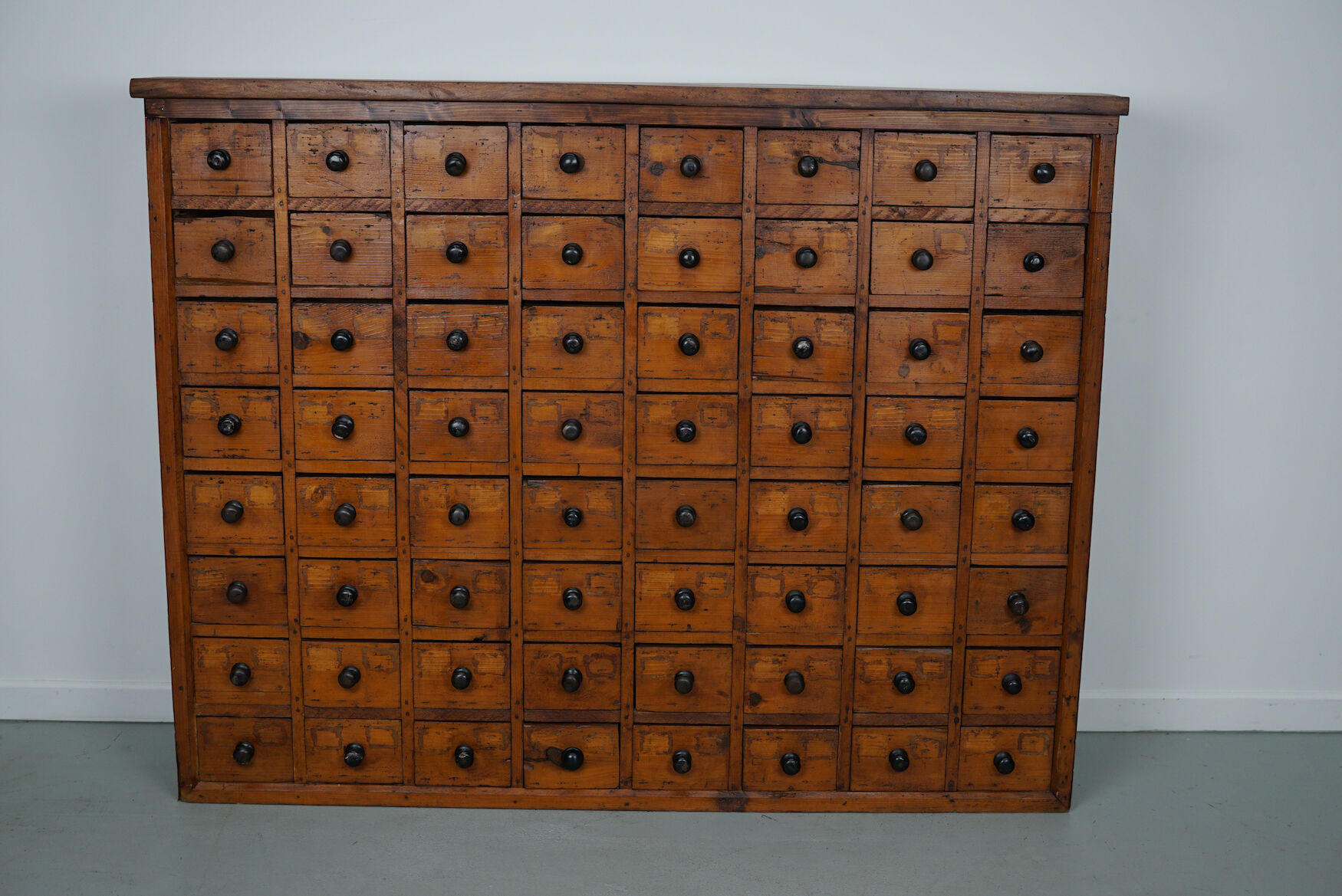 Cabinet d’atelier en pin vers 1930