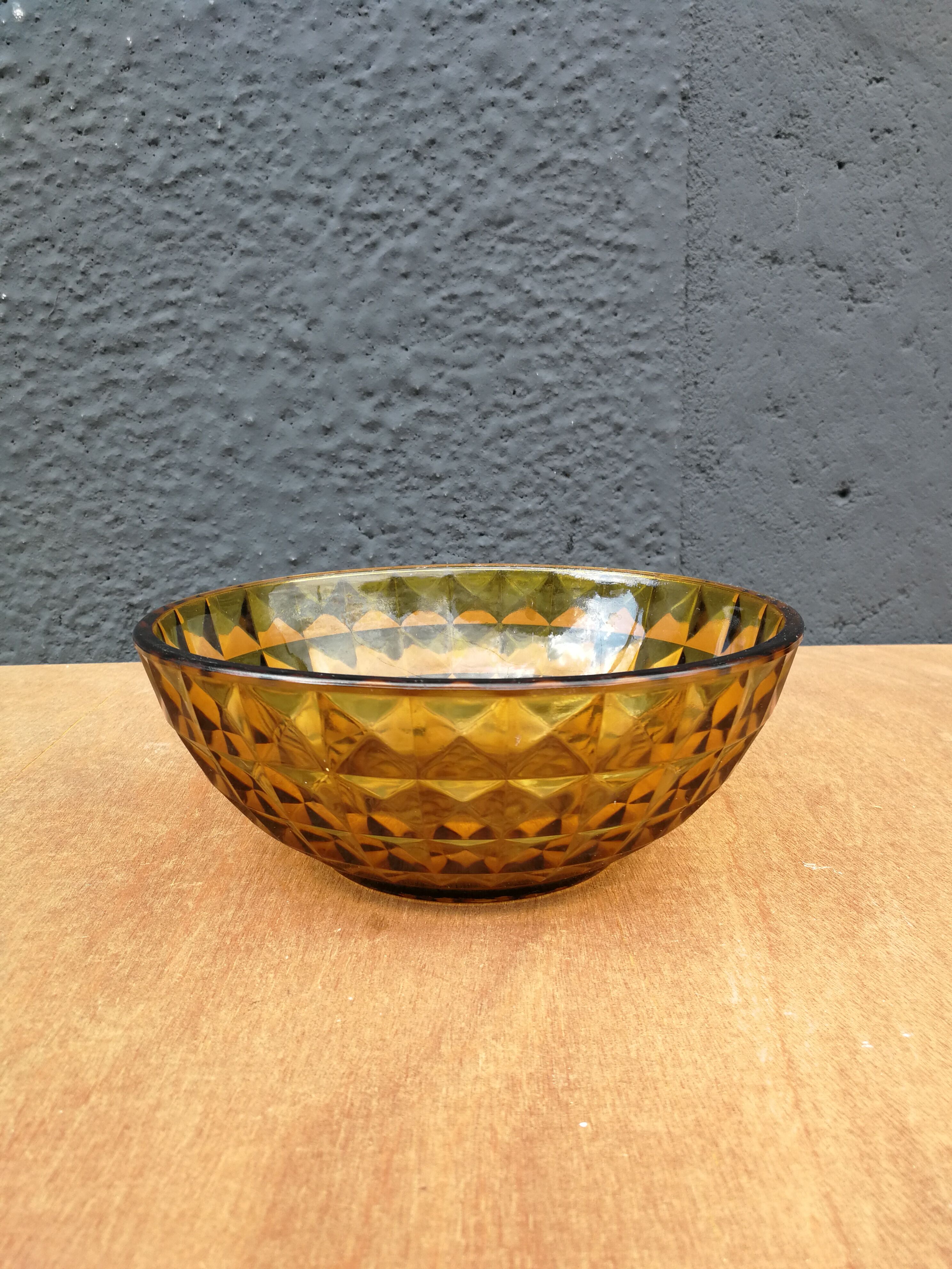 Saladier en verre ambré ciselé