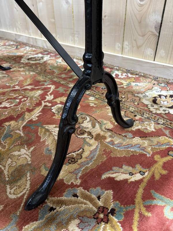 Table bistrot avec plateau ovale en marbre