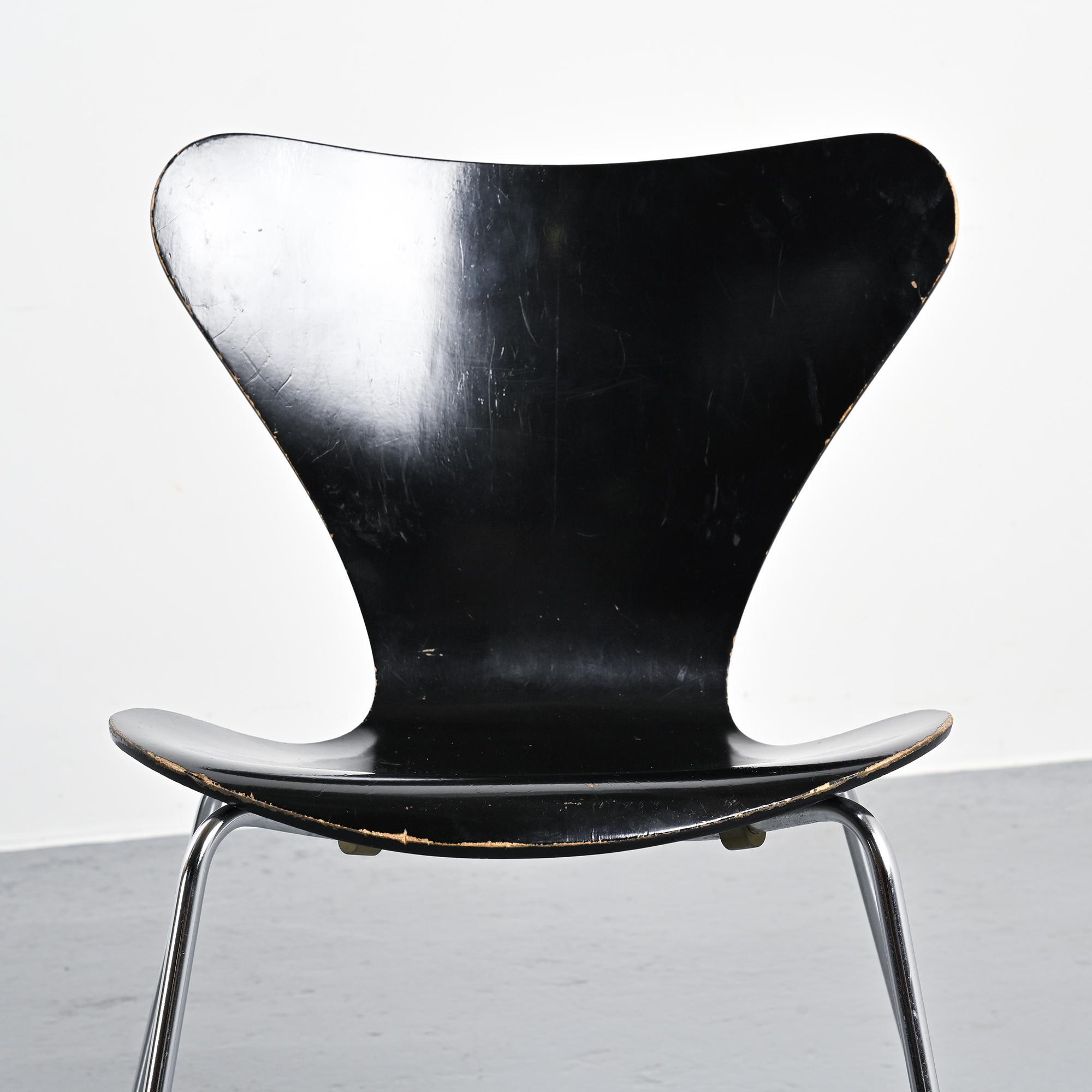 Suite de 8 chaises modèle 3107 par Arne Jacobsen, circa 1974