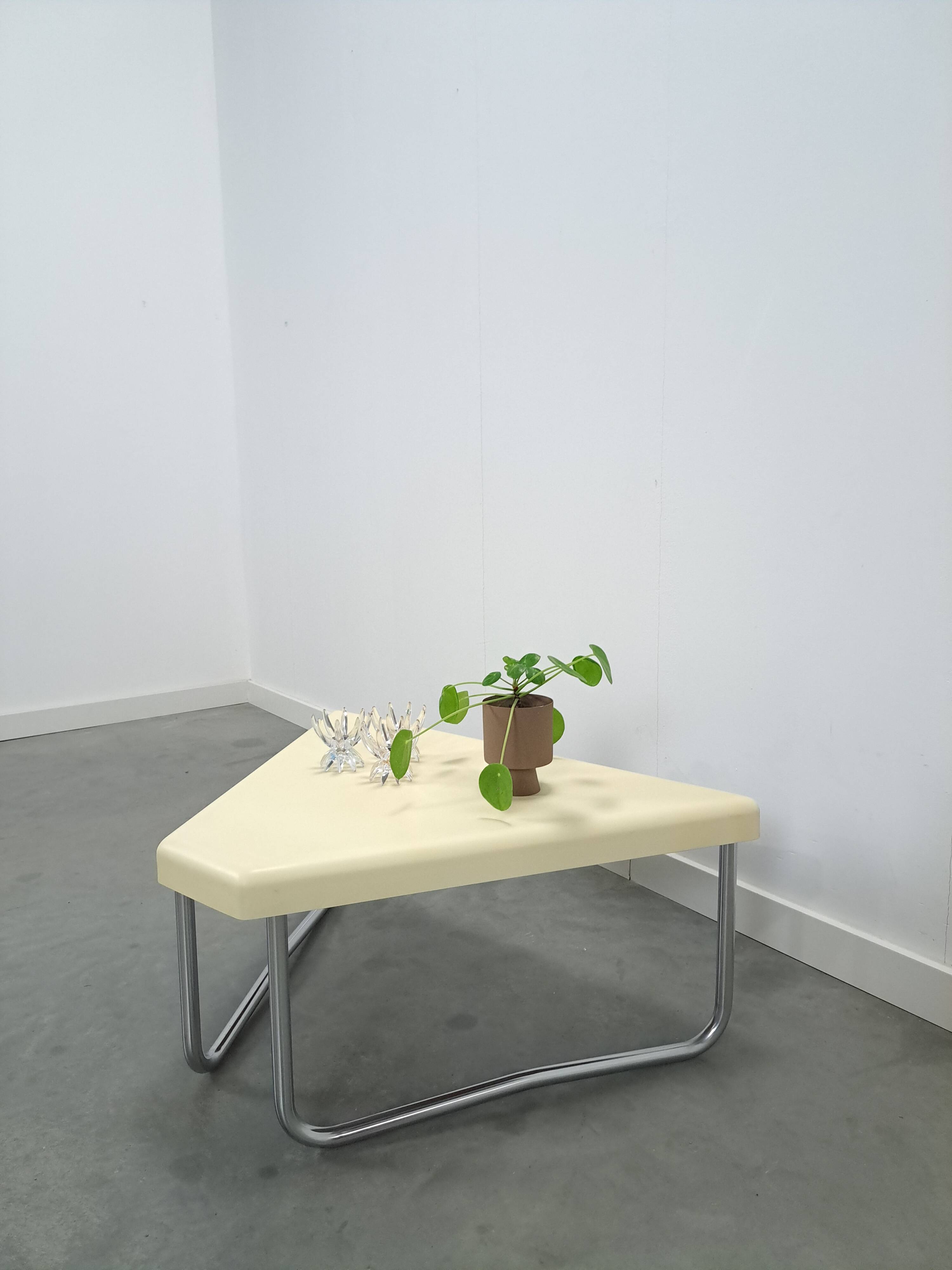 Table en plastique triangulaire de l'ère spatiale avec des pieds en tube chromé.