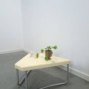 Space age driehoek kunststof tafel met chromen buisframe poten
