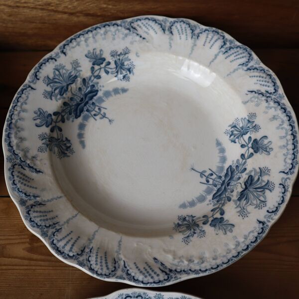 Lot de 8 assiettes creuses de la faïencerie de St Amand modèle Régence, terre de fer