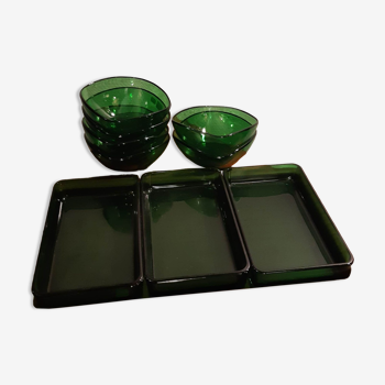 Formica platter aperitif service and its emerald green ramekins