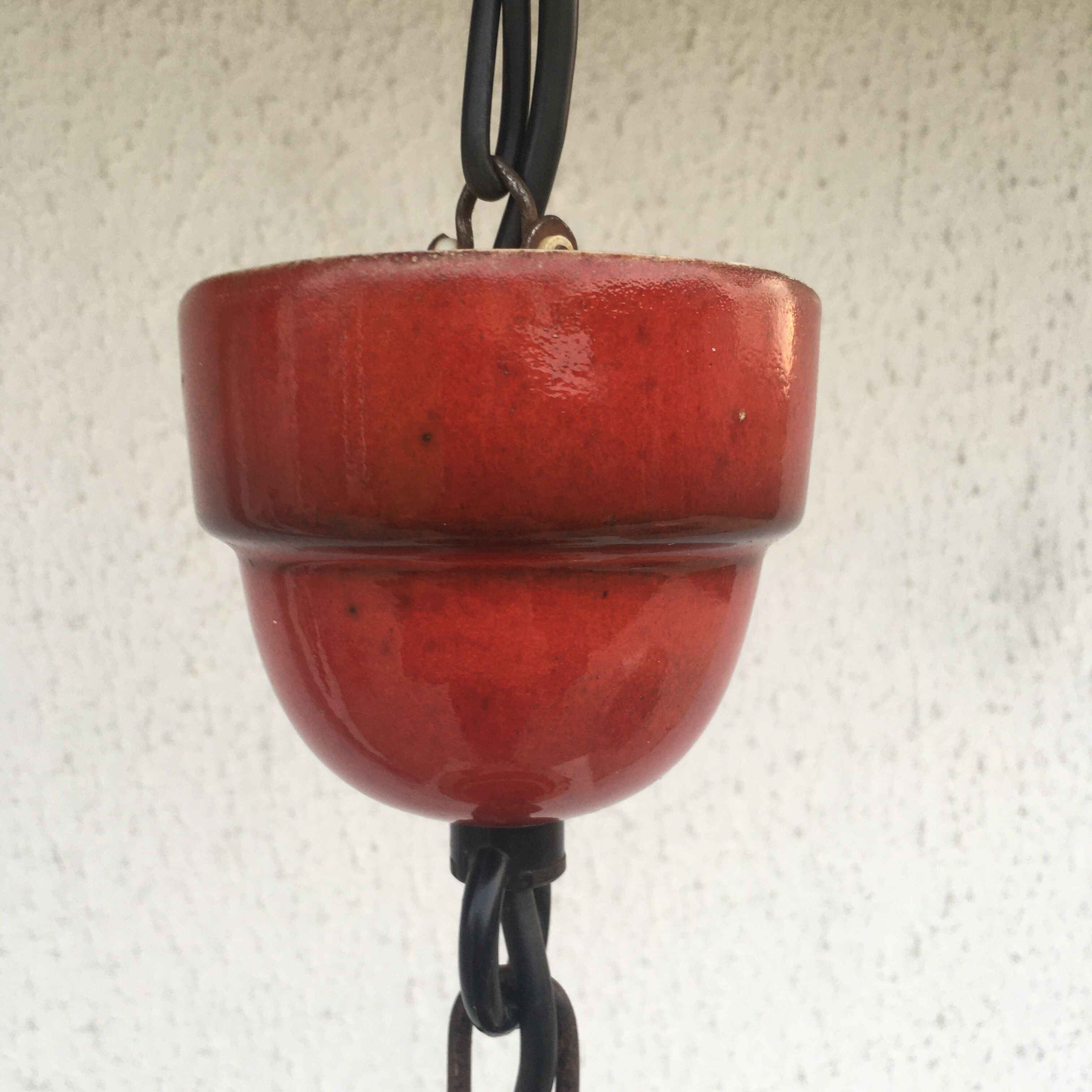 Suspension en céramique rouge