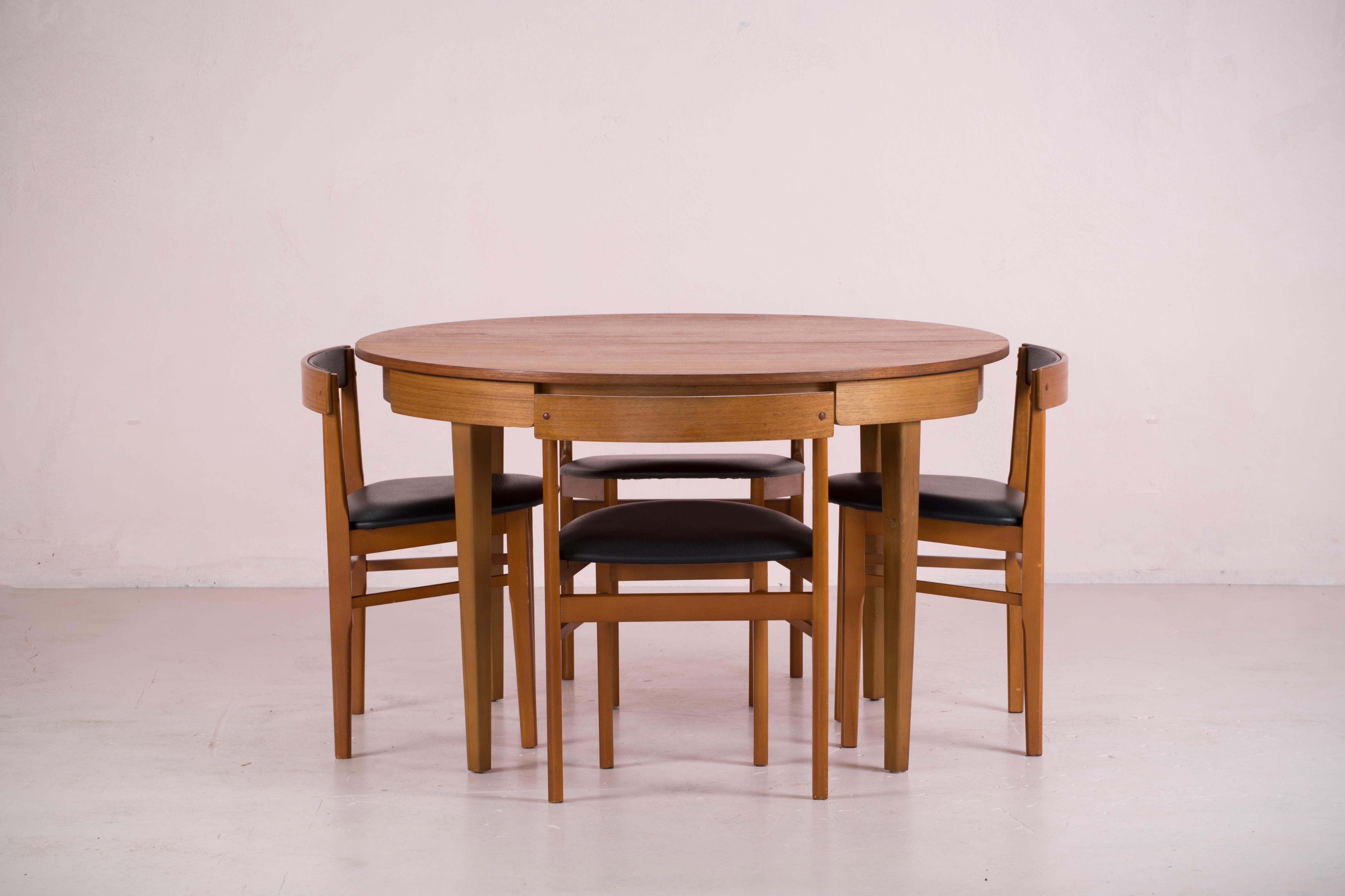 Table and 4 scandinavian encastrable chairs