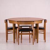 Table and 4 scandinavian encastrable chairs