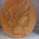 Médaillon en plâtre, haut relief, patine ocre jaune, représentant la divinité romaine Cérès