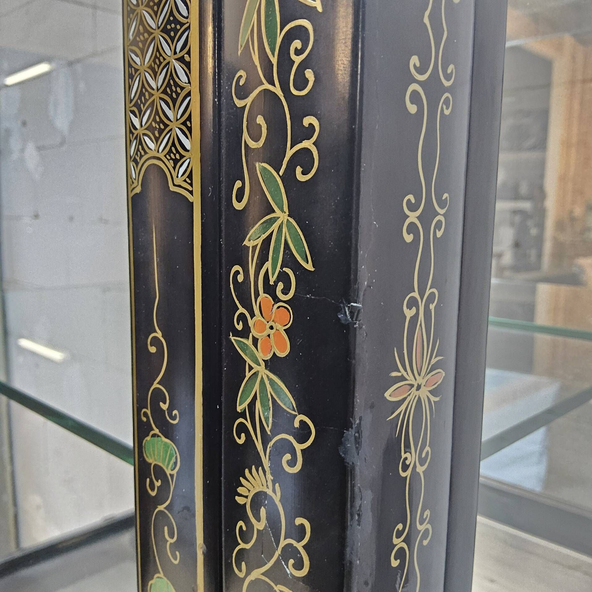 Vitrine chinoise vintage avec miroir, décor fleurs et oiseaux