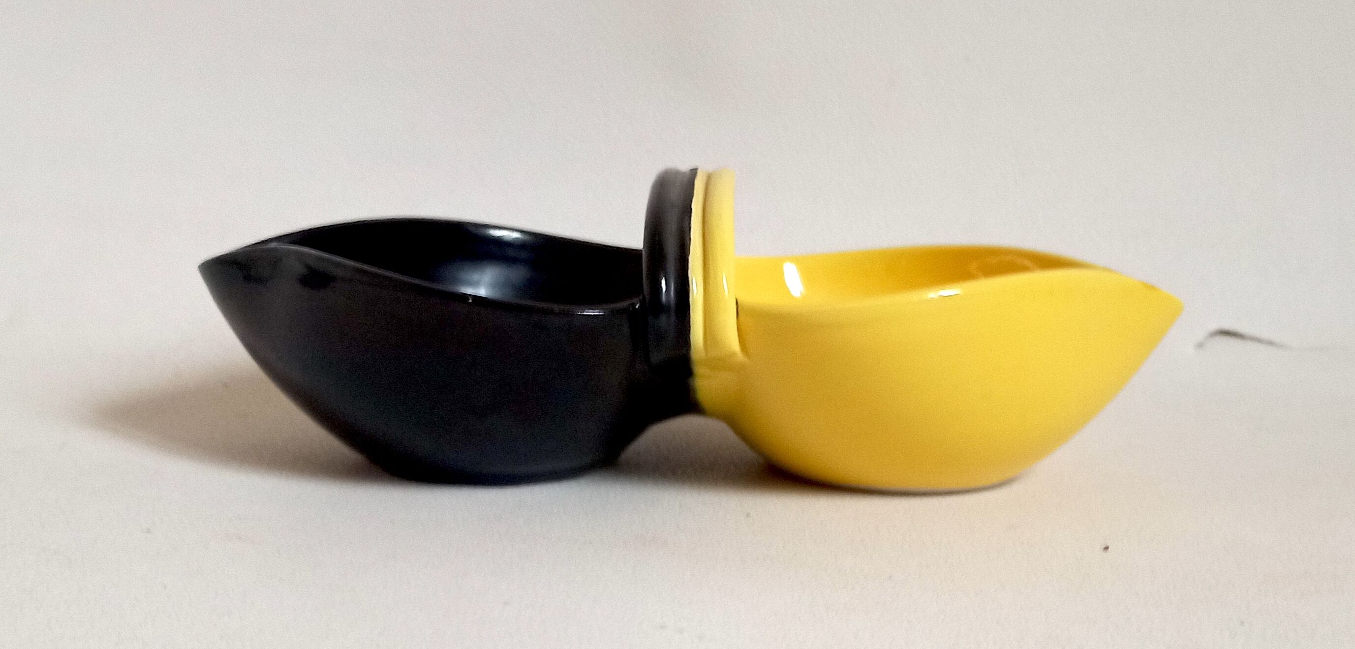 Double two-tone ramekins black yellow 50s