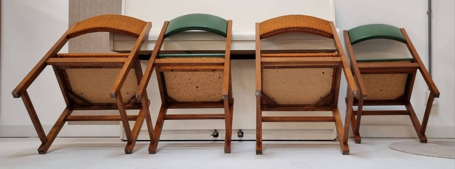 Quatre chaises du milieu du siècle