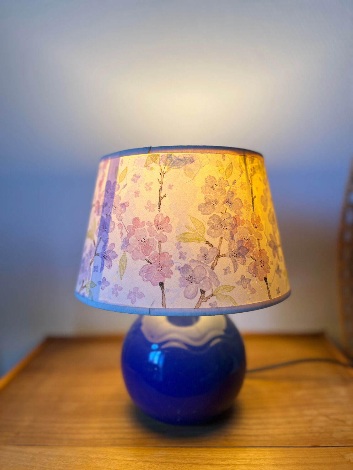 Lampe à poser vintage bleu marine et abat-jour à fleurs