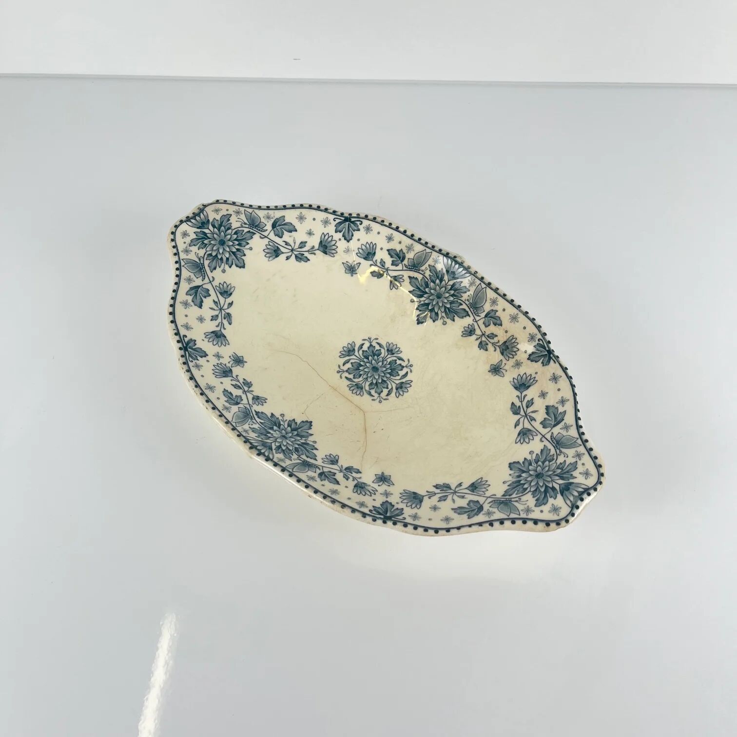 Plate model "Estrées", by U&C Sarreguemines, blue, 1900
