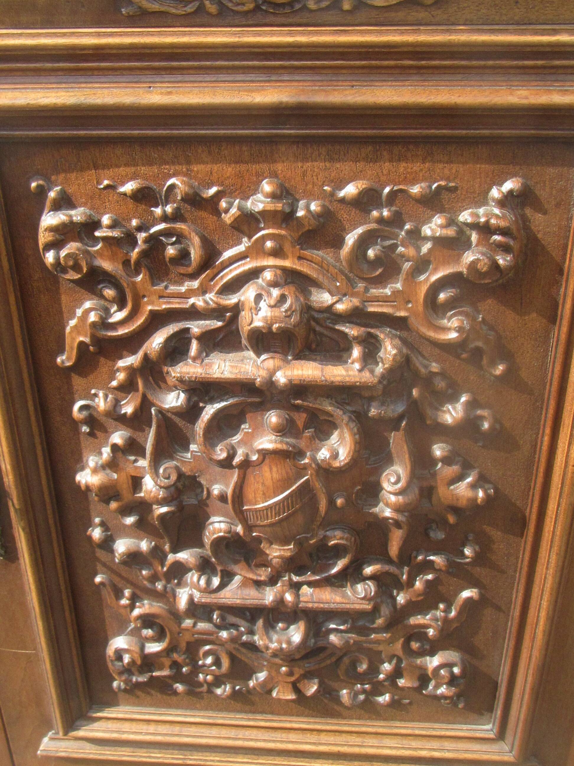 Confiturier en noyer sculpté