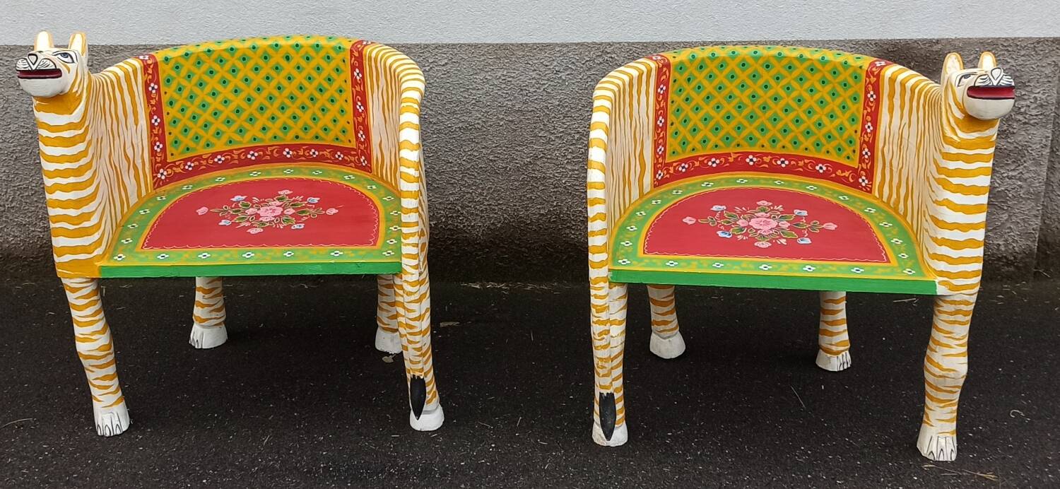Paire de fauteuils en bois apparence "tigre"