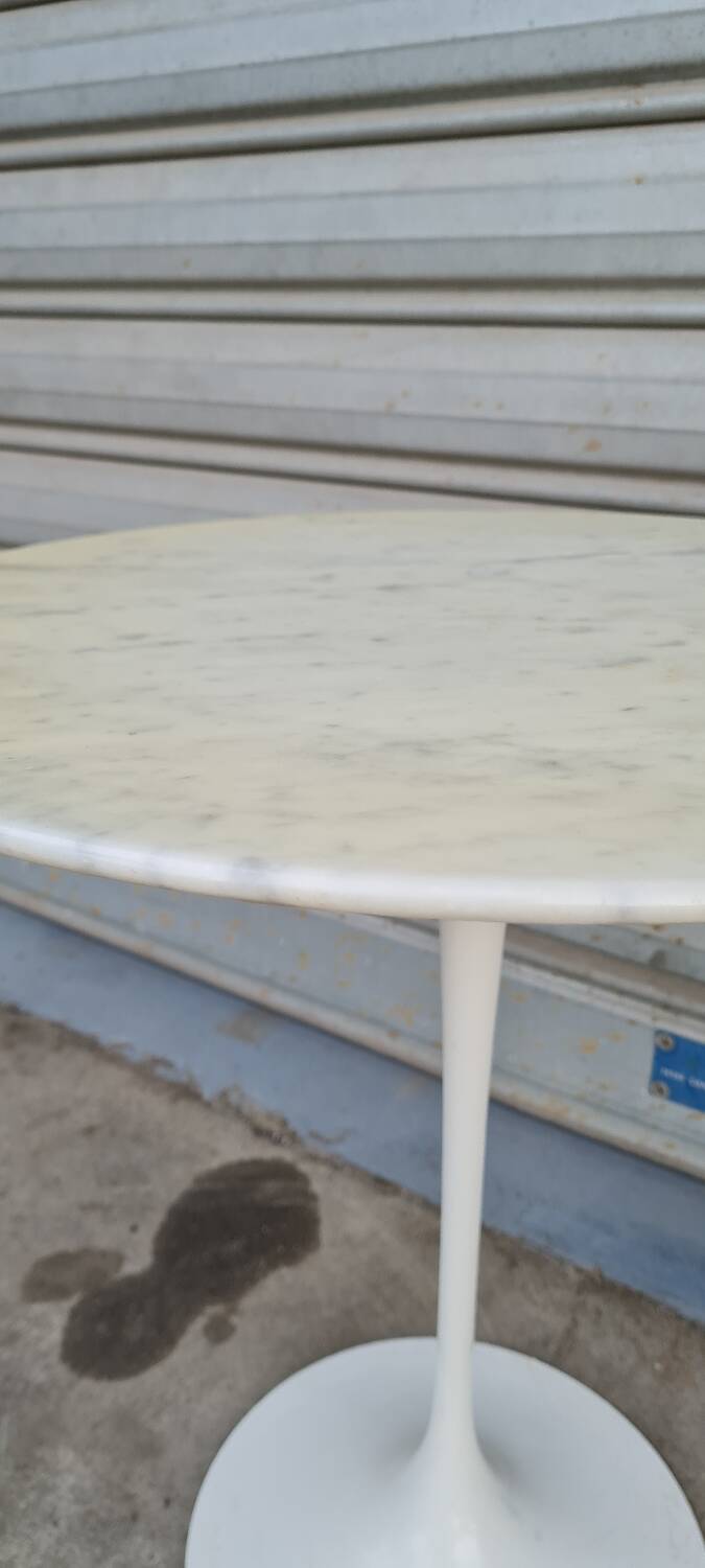 Pedestal table by Eero Saarinen Knoll edition