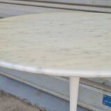 Pedestal table by Eero Saarinen Knoll edition