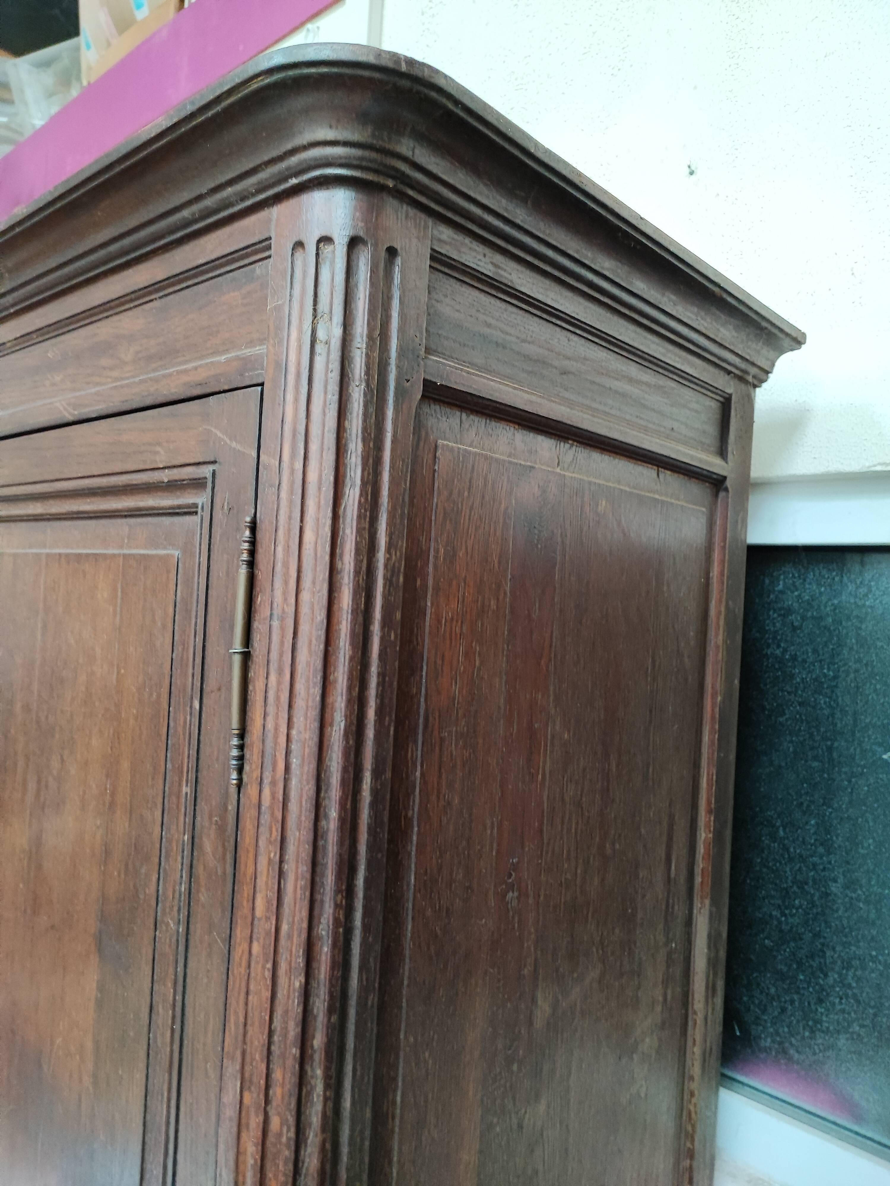 Bonnetière man standing cabinet a door