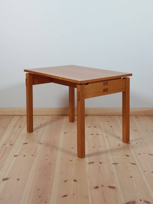 Table d'appoint en pin vintage méticuleusement fabriquée, pièce de maître.