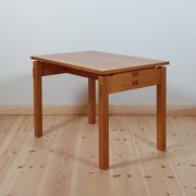 Table d'appoint en pin vintage méticuleusement fabriquée, pièce de maître.