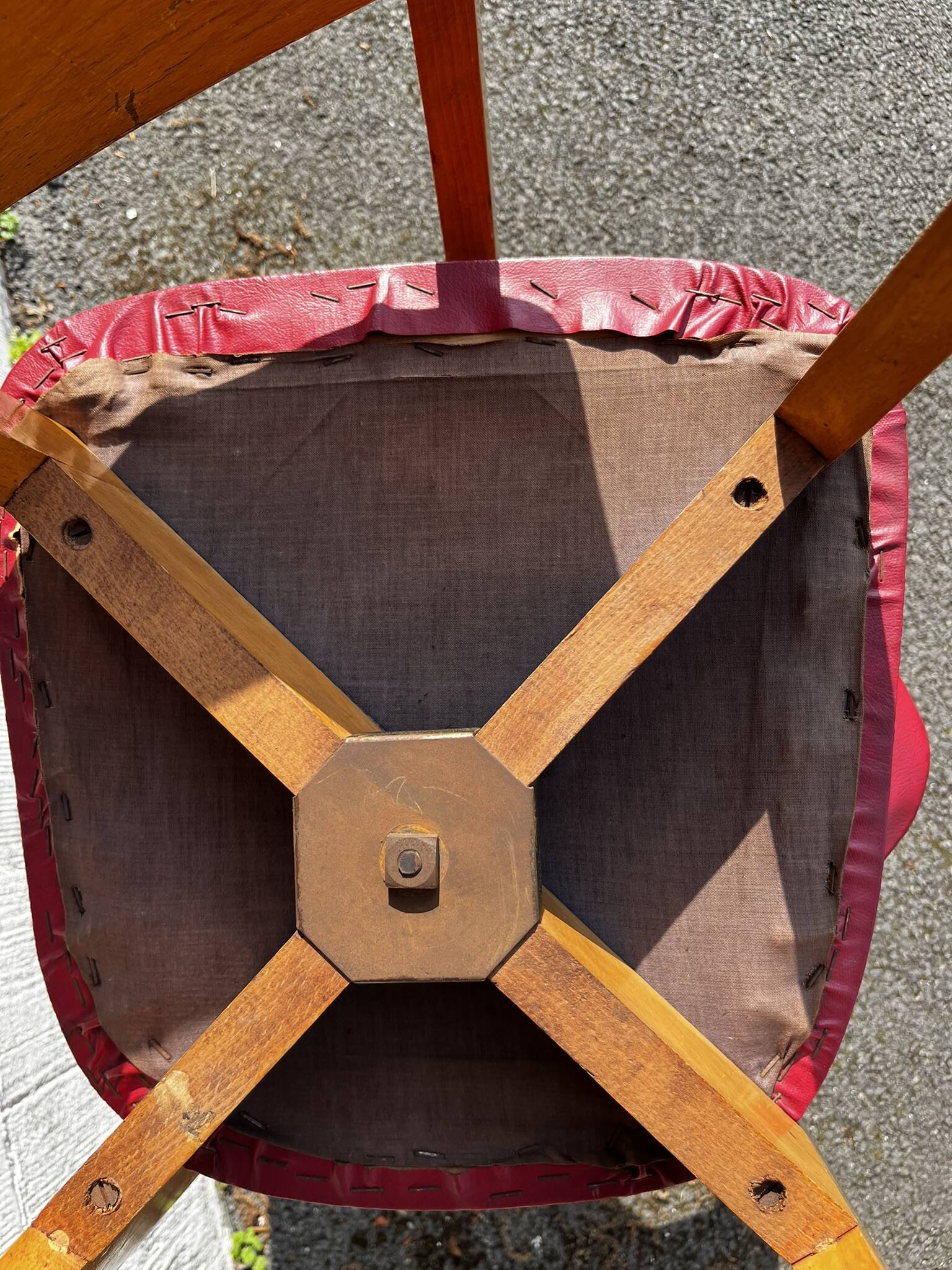 Set of 4 vintage bistro chairs in wood and red faux leather, with splayed legs.