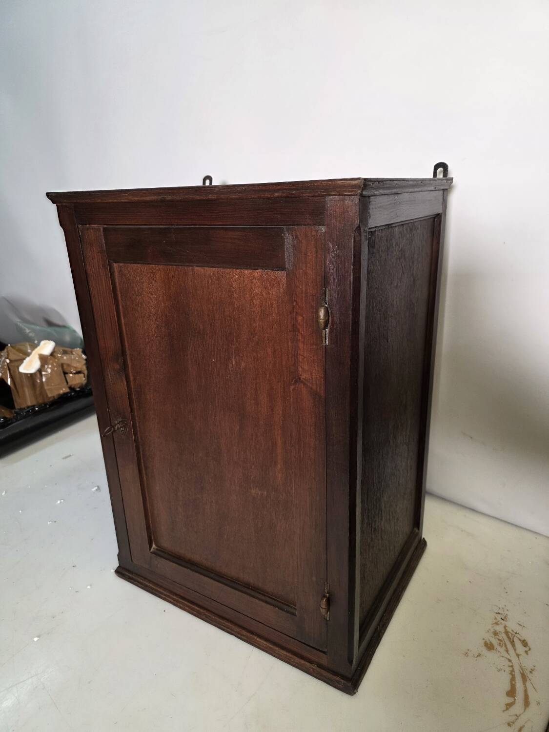 Trade cabinet to be placed or wall-mounted, 1940s.