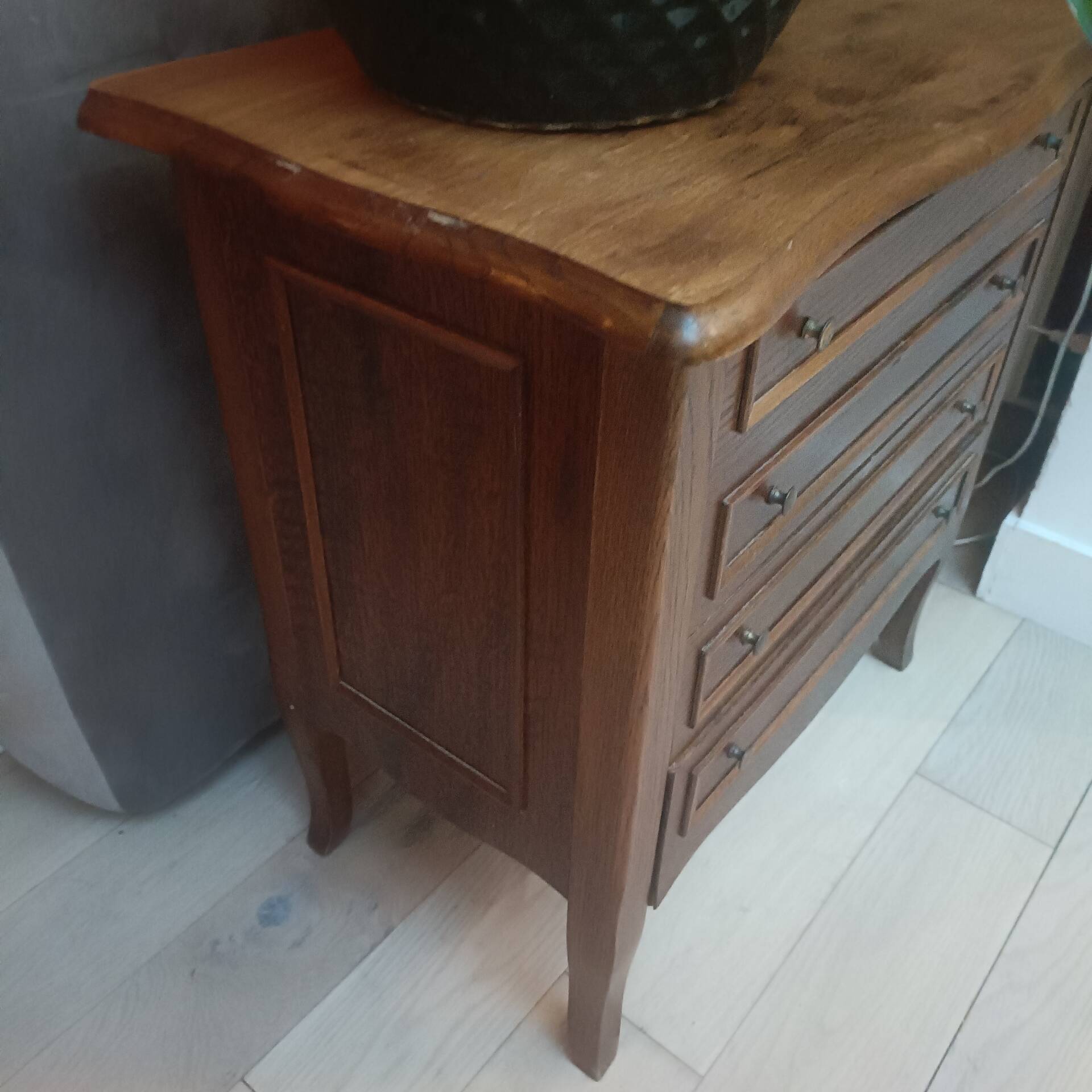 Sewing machine, sewing furniture