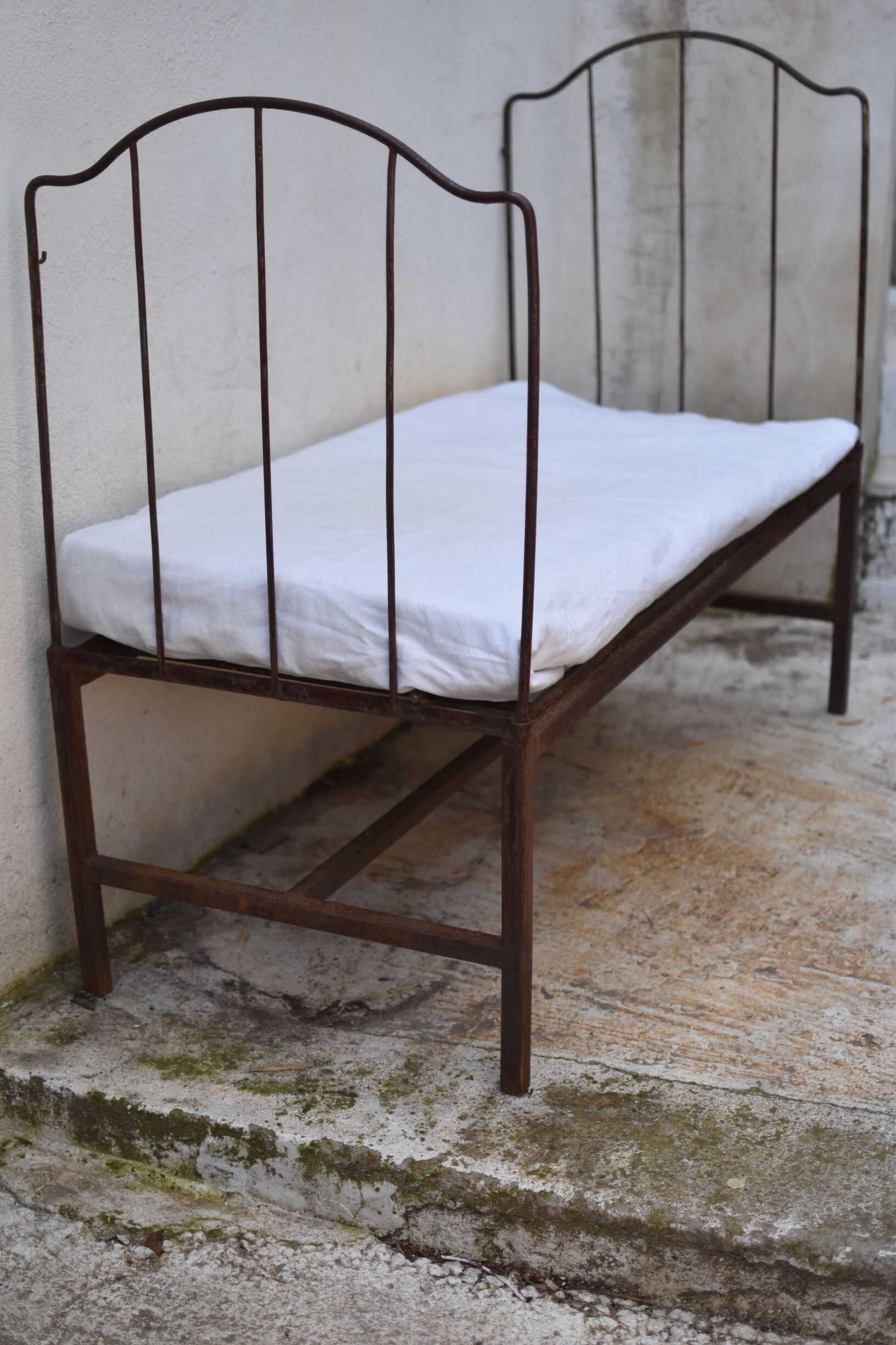 Bench bed