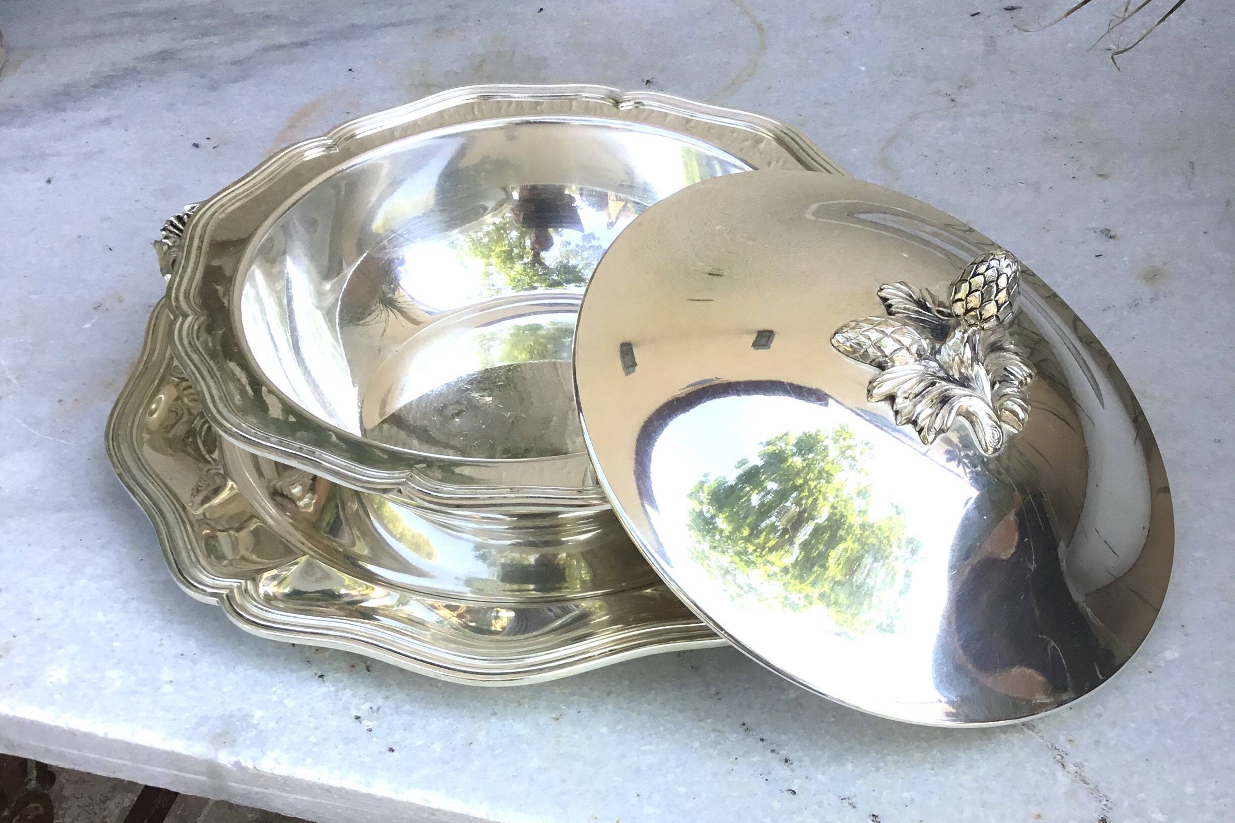 Important vegetable dish covered and its silver-plated metal stand in Louis XV style.