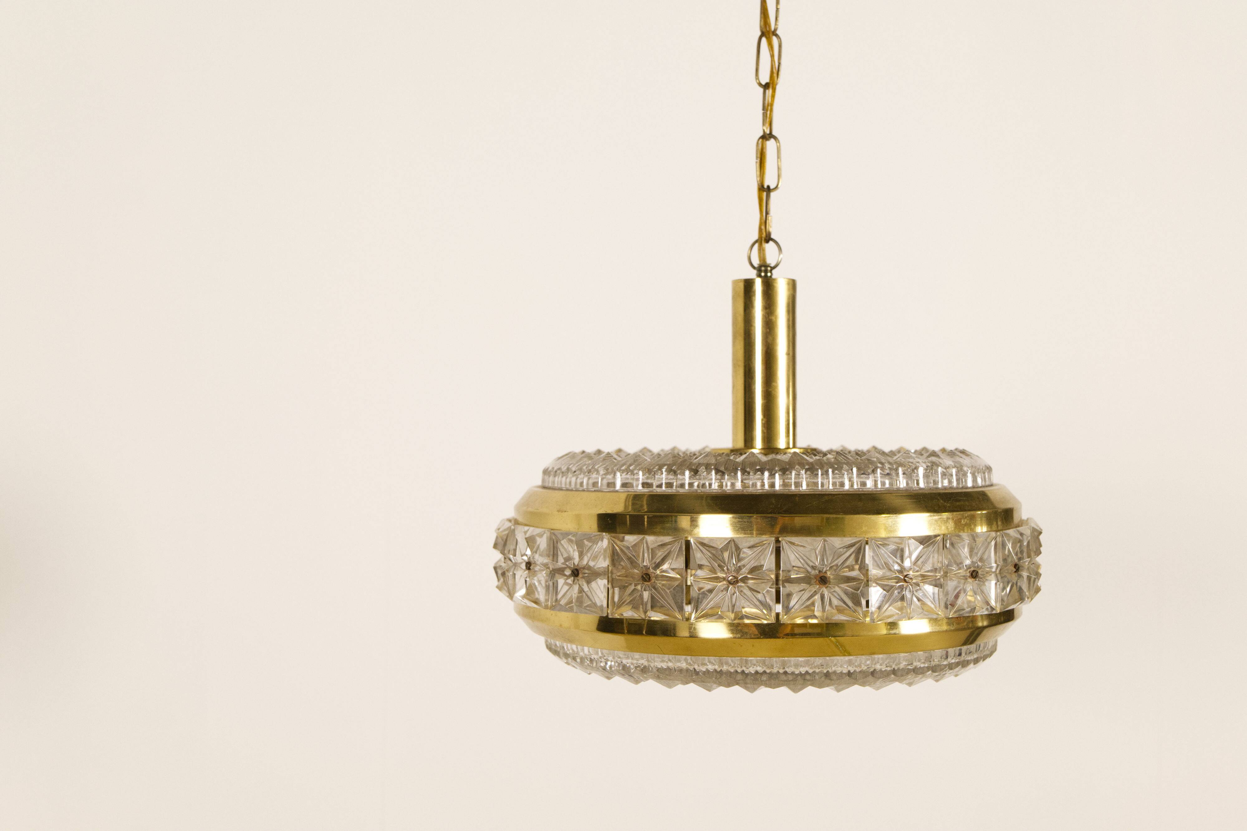 Vitrika 'Prizmpendel' brass and pressed glass pendant lamp