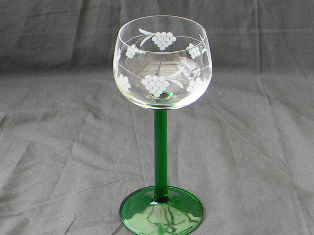 Set of 10 Alsatian white wine glasses in engraved glass.