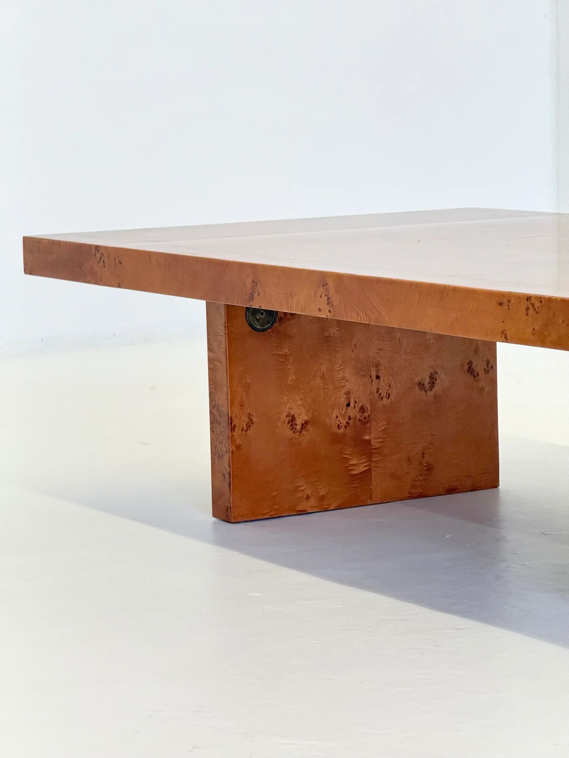 Table basse vintage par Smania en bois de noyer.