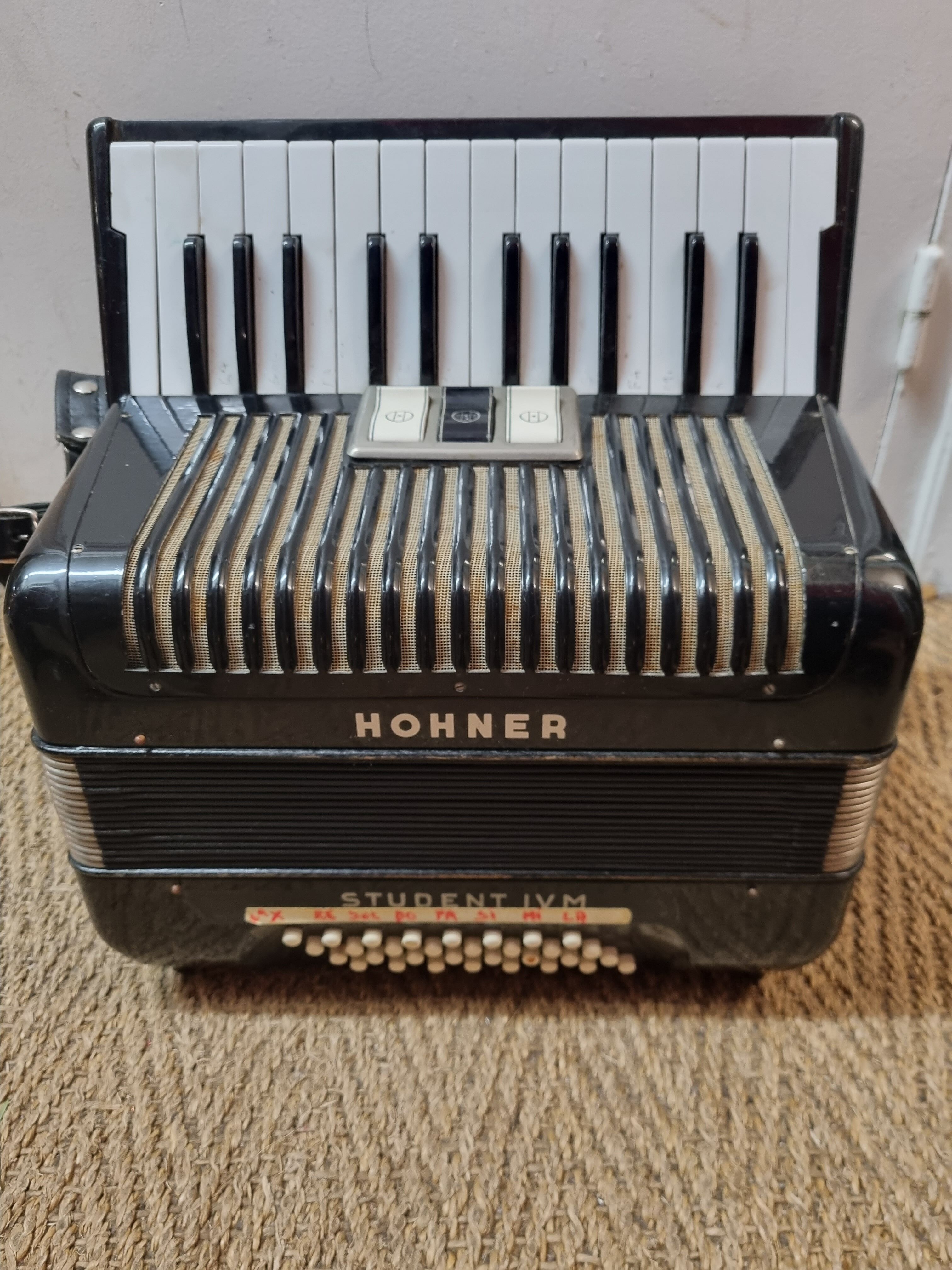 Hohner Black Student IV M Accordion