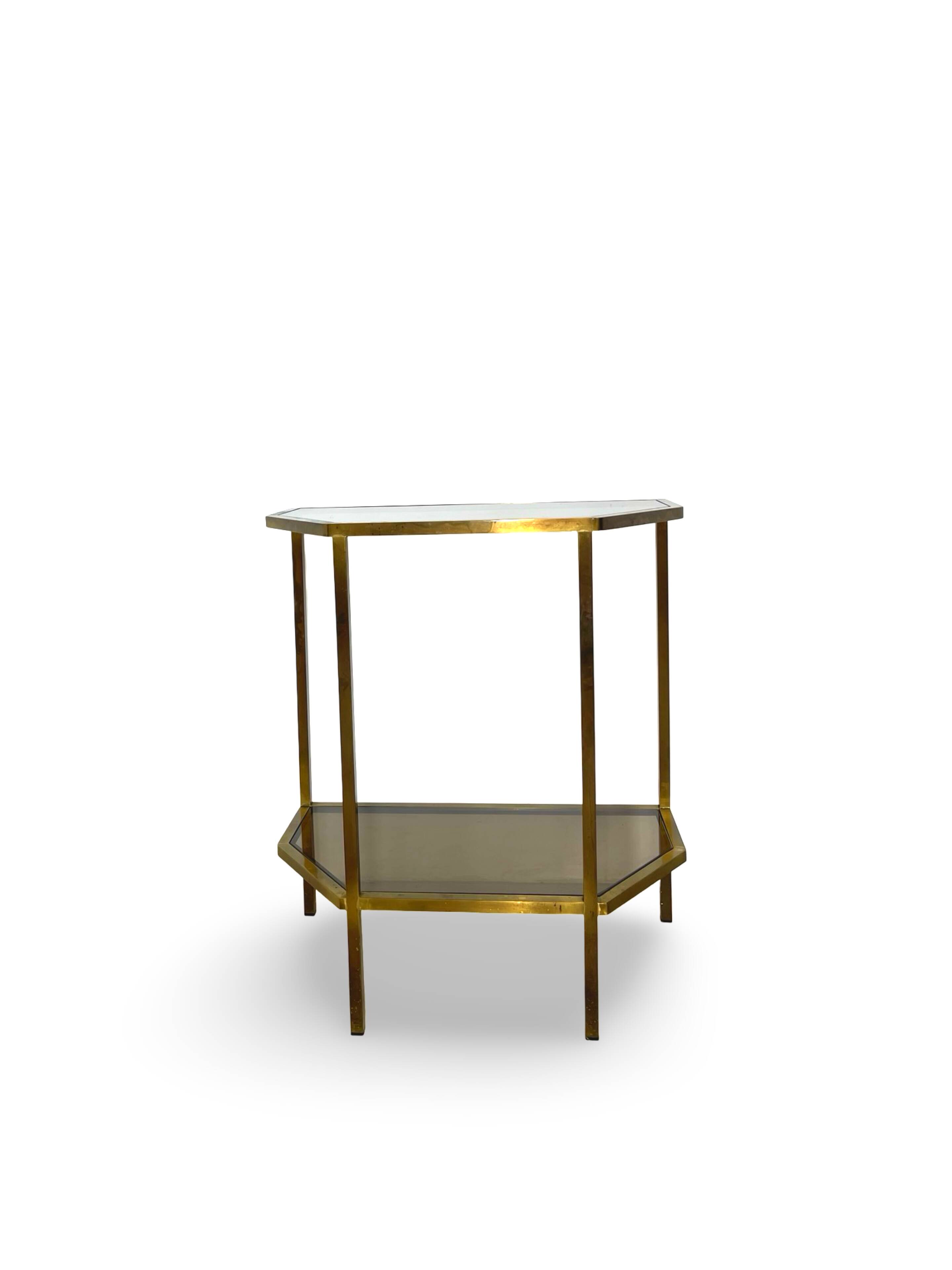 Table d'appoint italienne demi-hexagonale en laiton des années 1970.