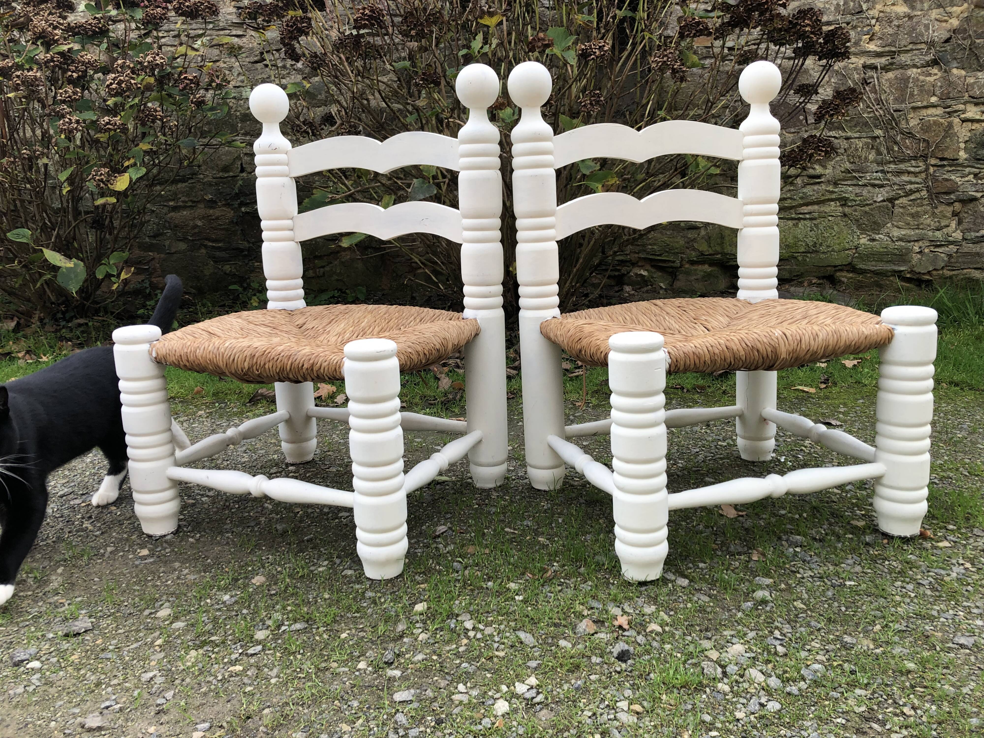 Duo de chaises vintage paillées par Charles Dudouyt.