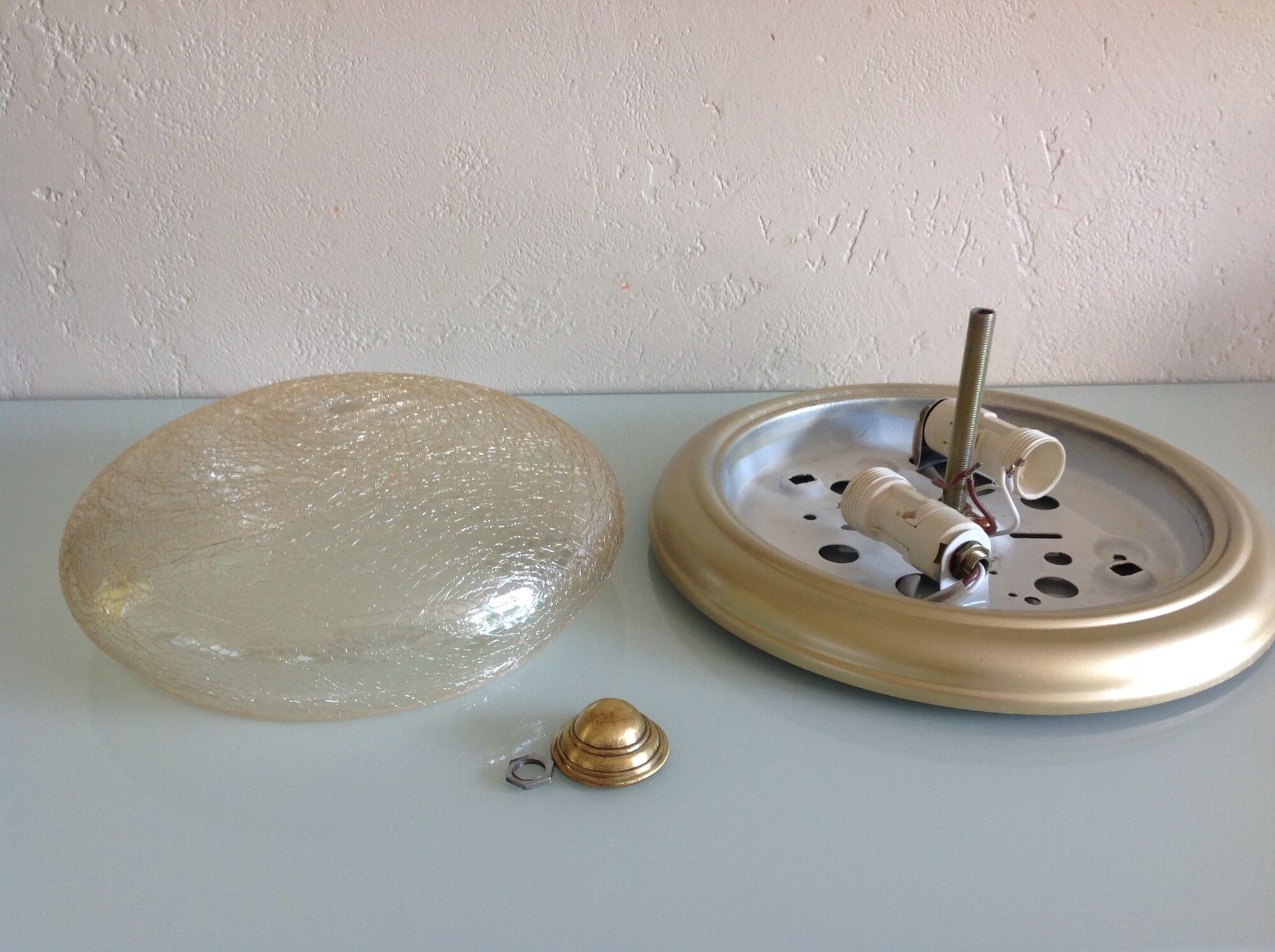 Round ceiling light in gold metal and amber cracked glass 70/80
