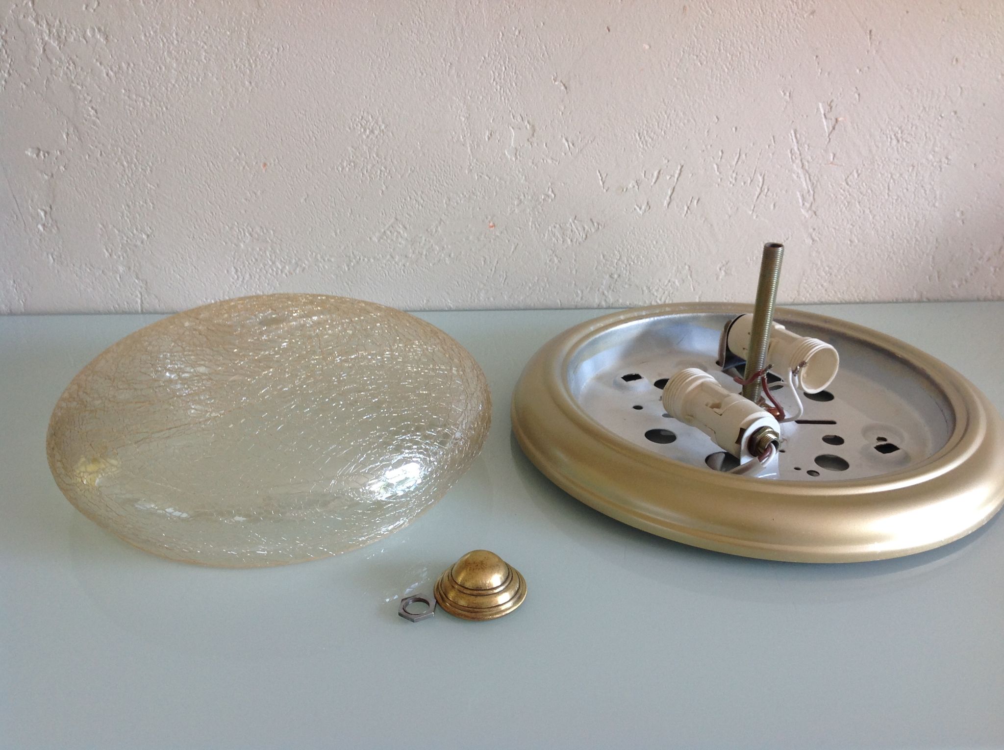Round ceiling light in gold metal and amber cracked glass 70/80