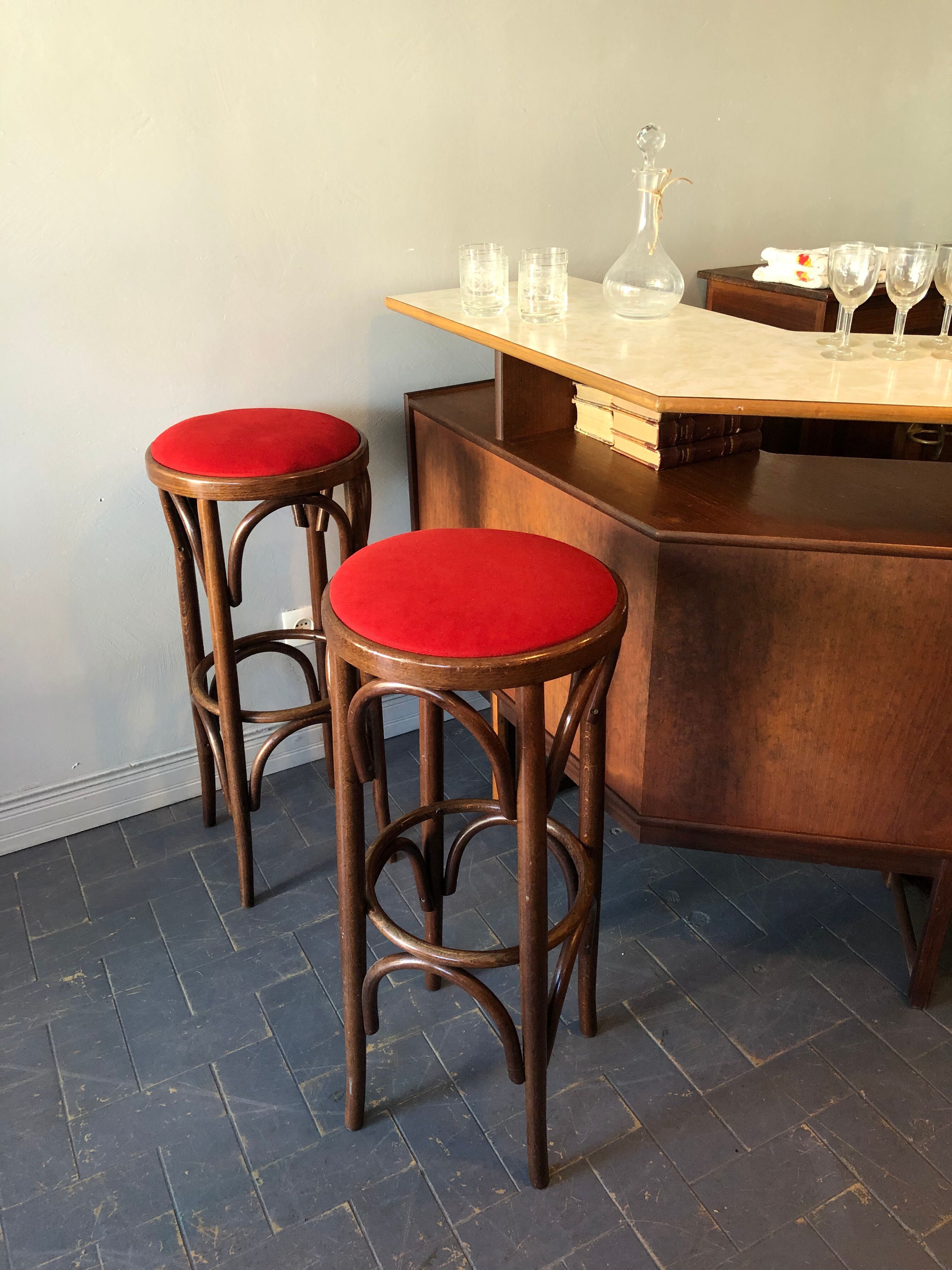 2 bistro bar stools
