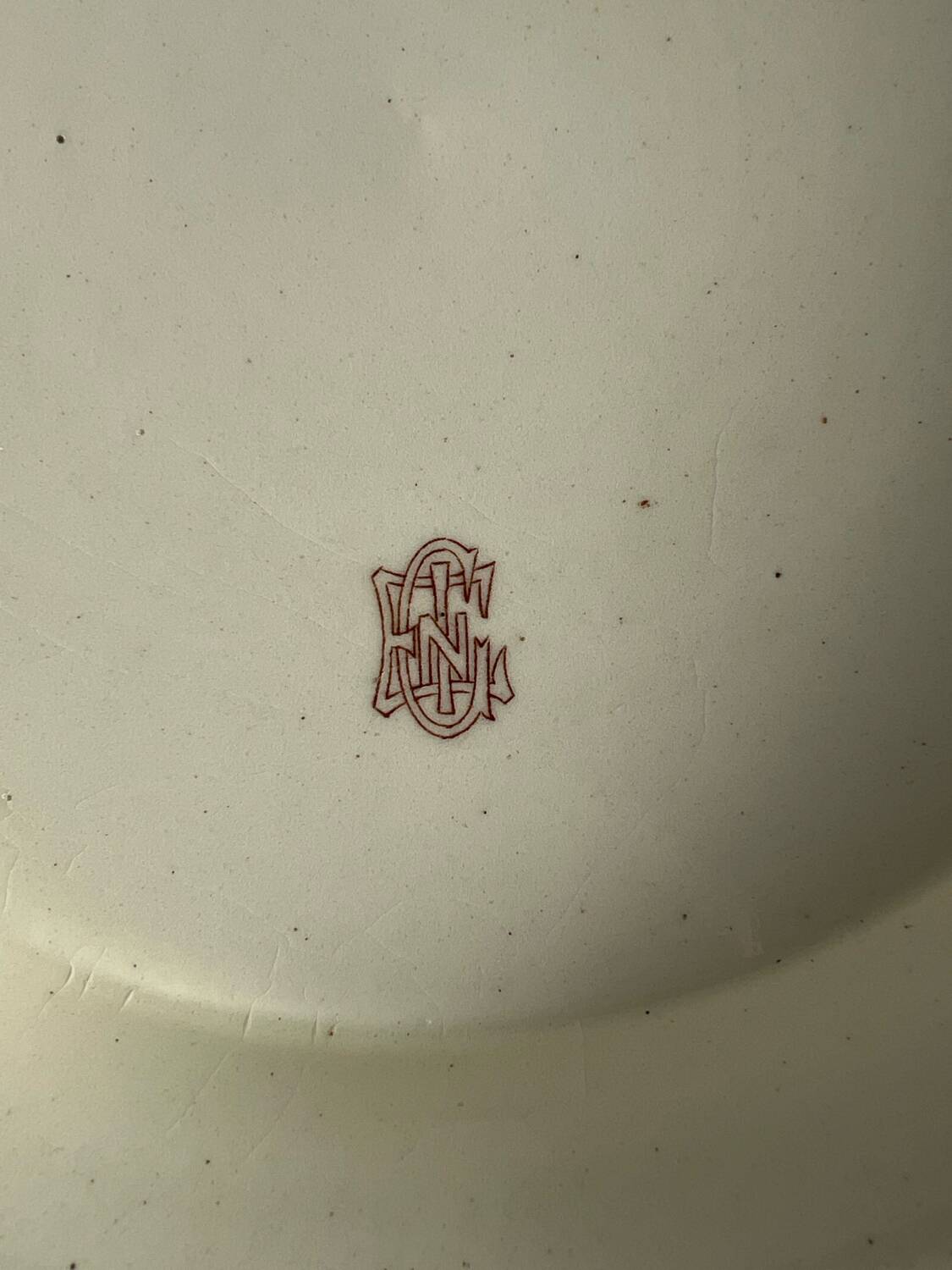 Plat de présentation sur piédouche Gien ancien