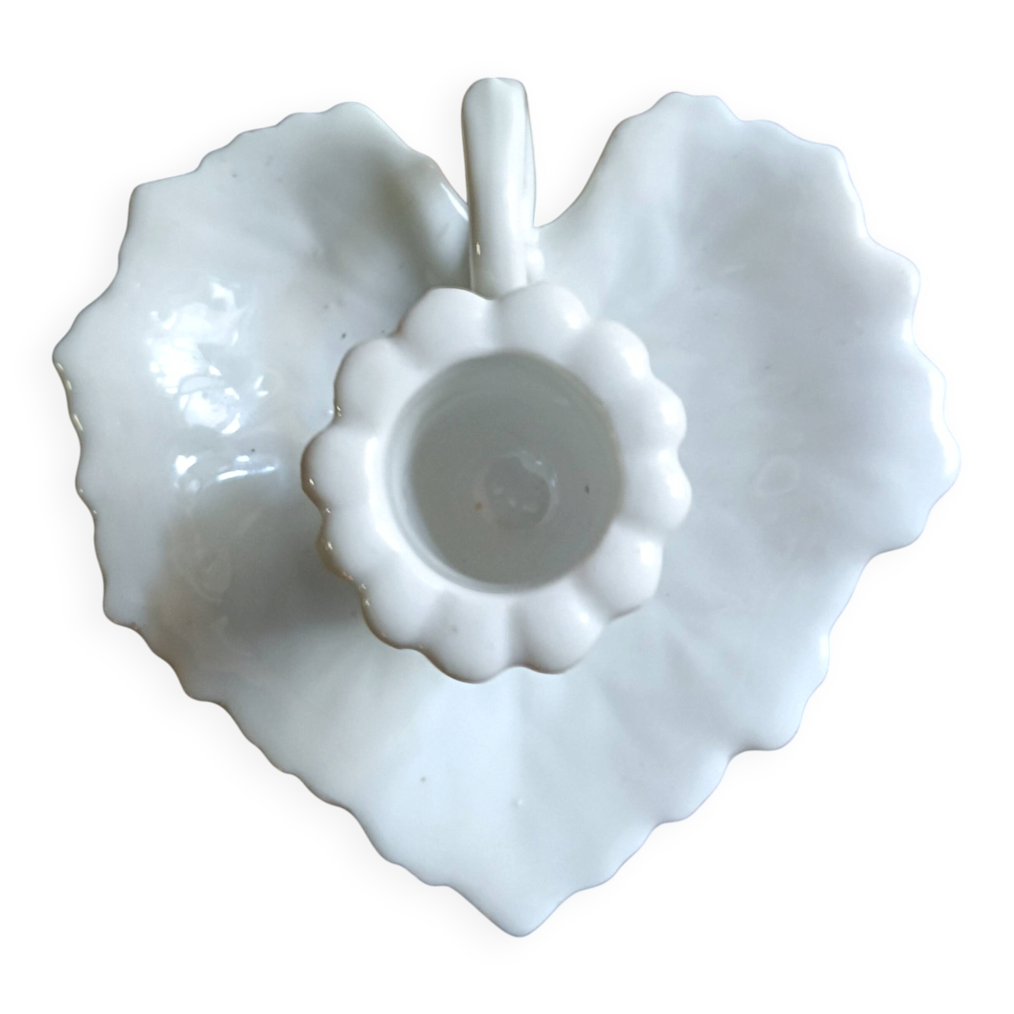Night or hand-held porcelain candle holder in the shape of a leaf.