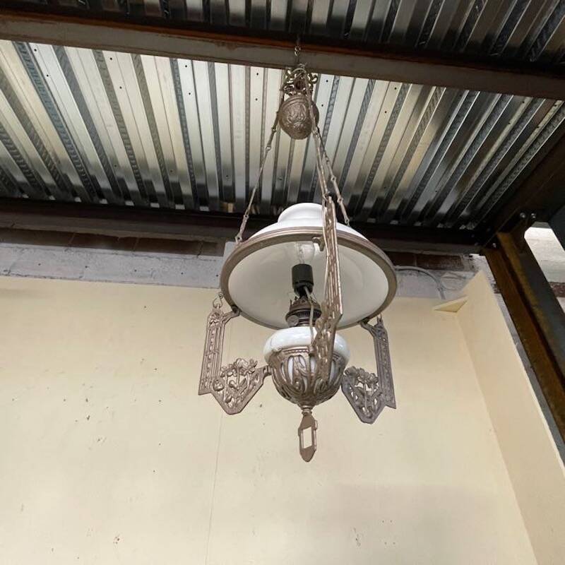 Antico lampadario, stile Liberty, con saliscendi