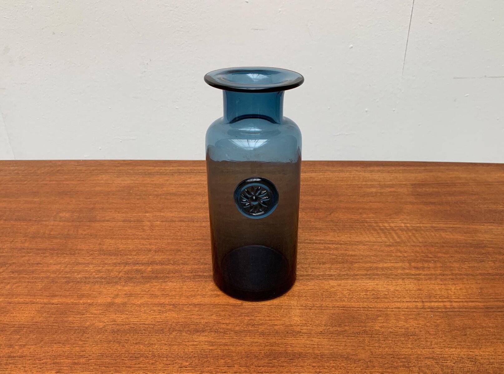 Vase en verre bleu vintage avec ornement de sceau