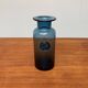 Vase en verre bleu vintage avec ornement de sceau