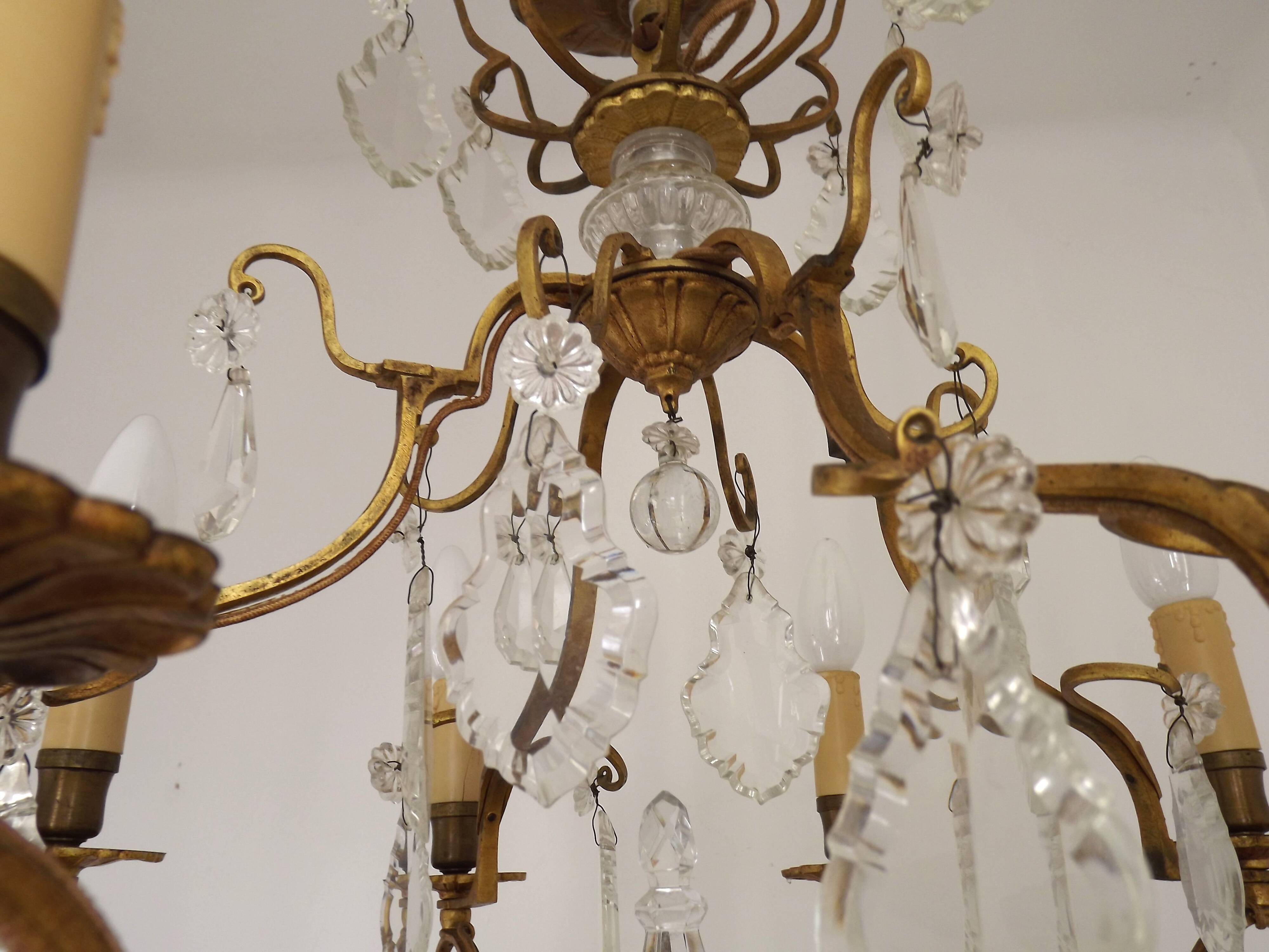 French Louis XV chandelier with 8 lights in gilded bronze, glass and crystal.