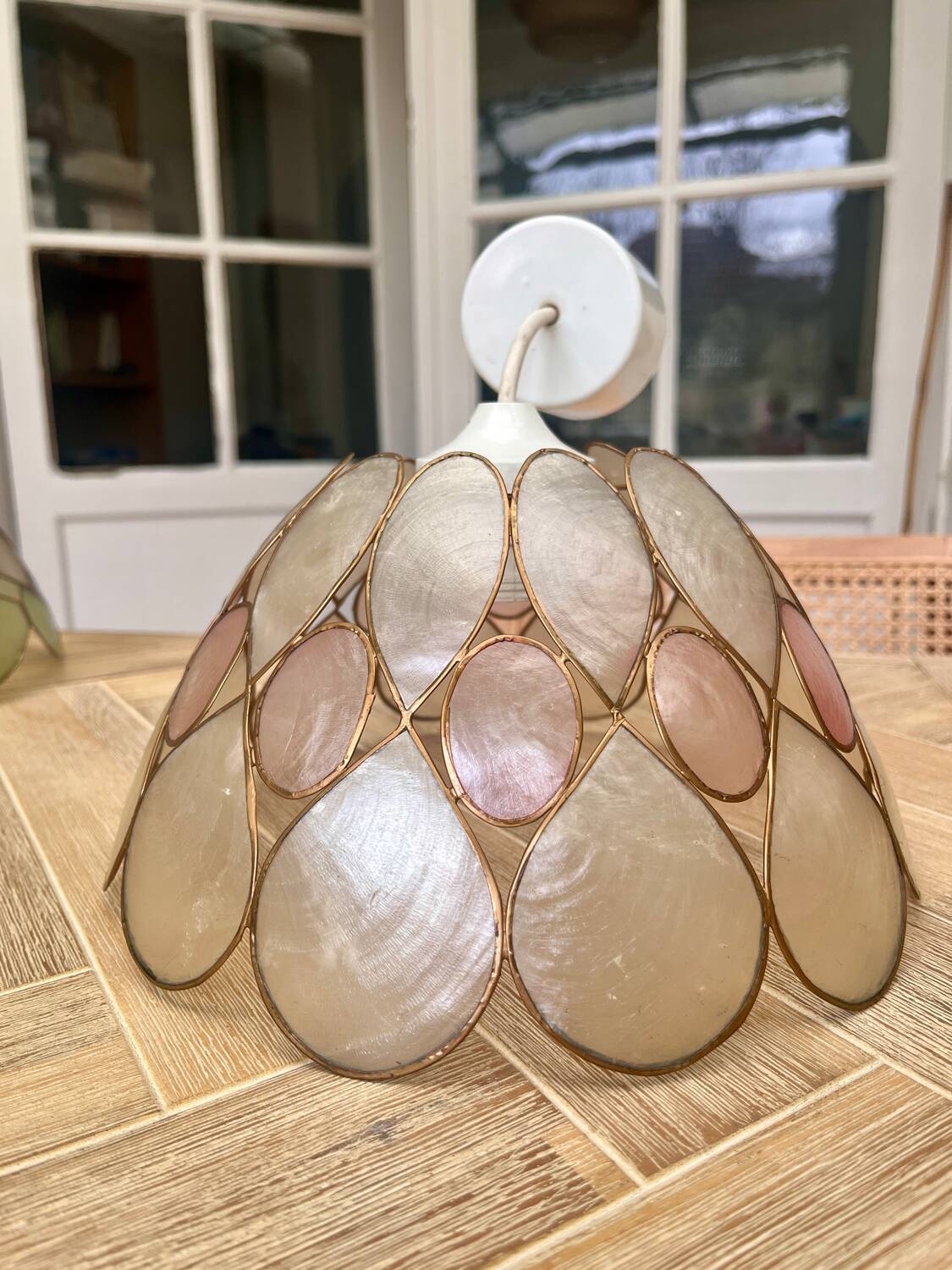 Mother-of-pearl "Petals" pink pendant